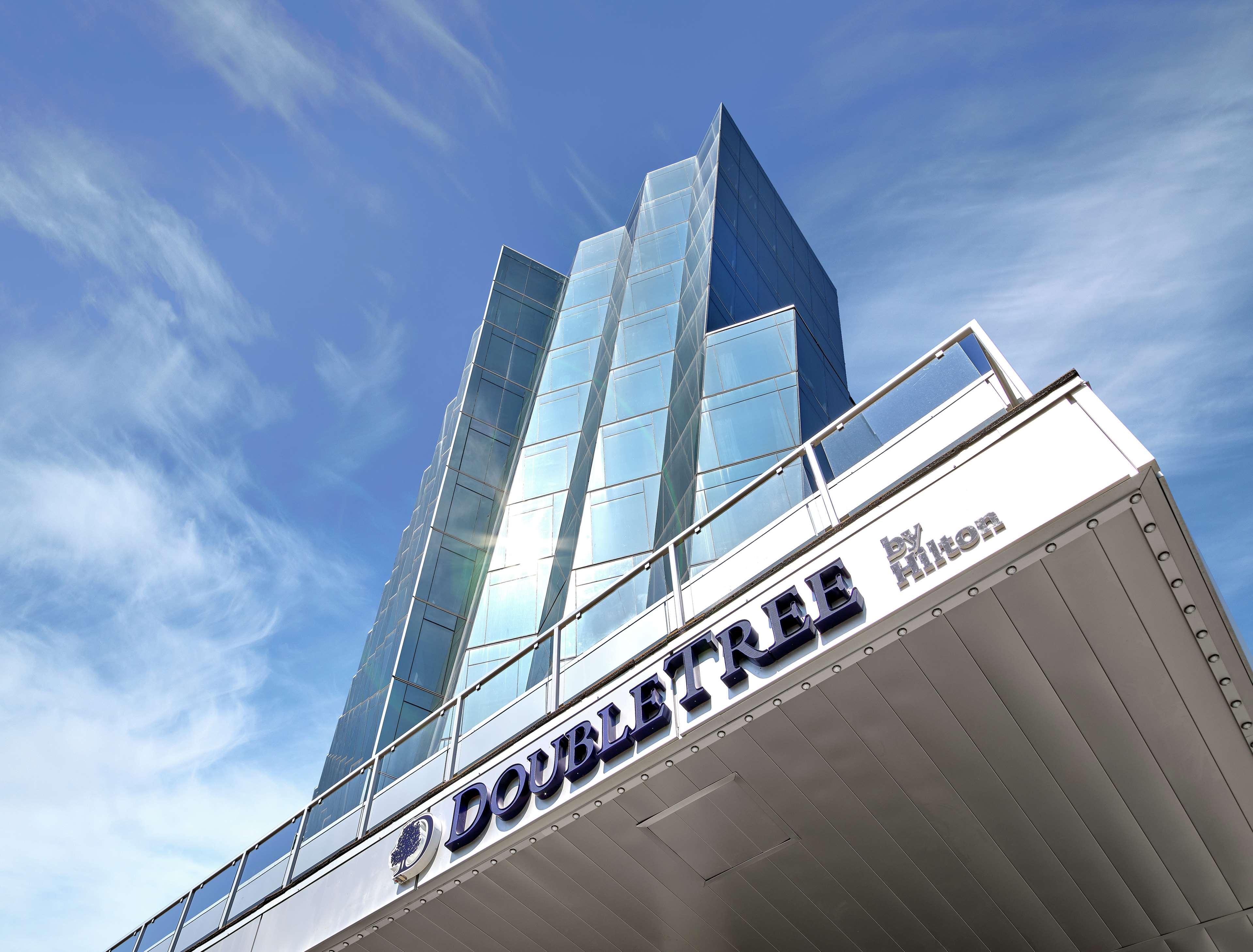 Doubletree By Hilton Edmonton Downtown Hotel Exterior foto