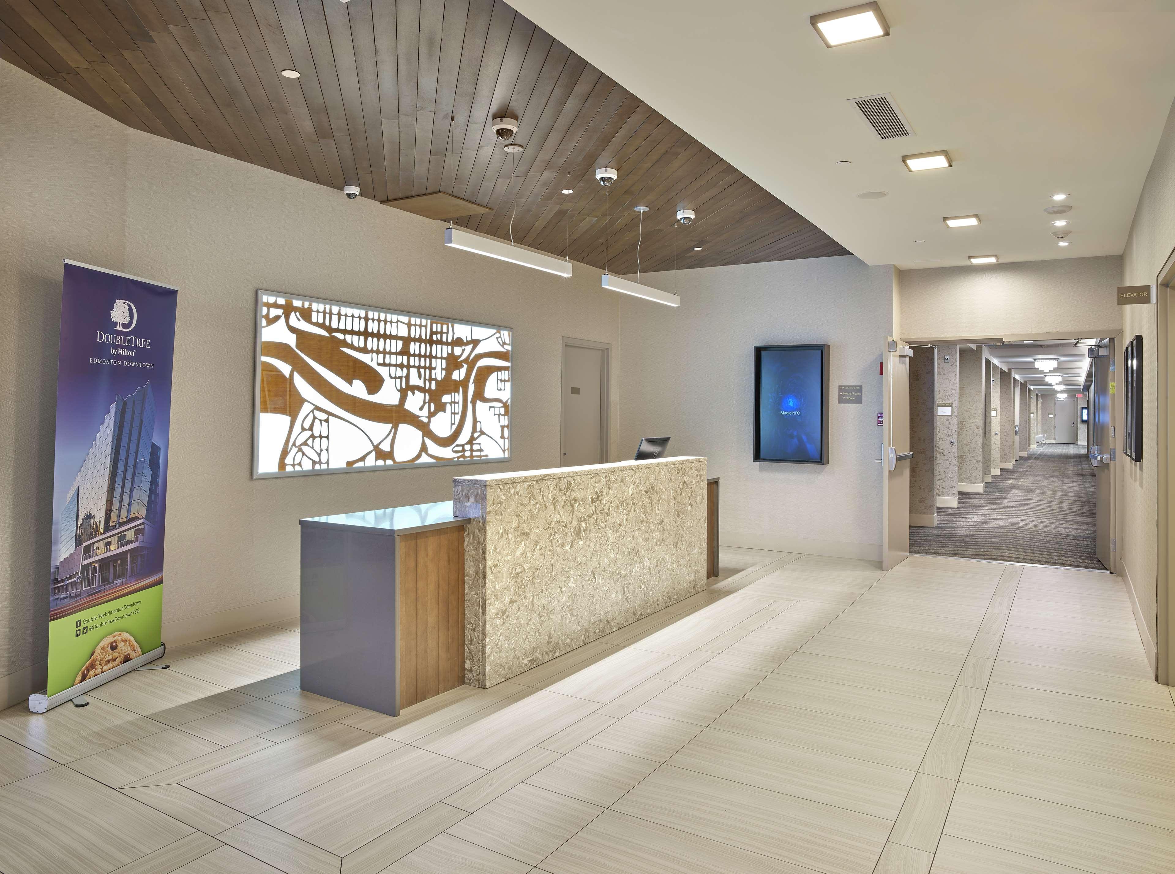 Doubletree By Hilton Edmonton Downtown Hotel Exterior foto