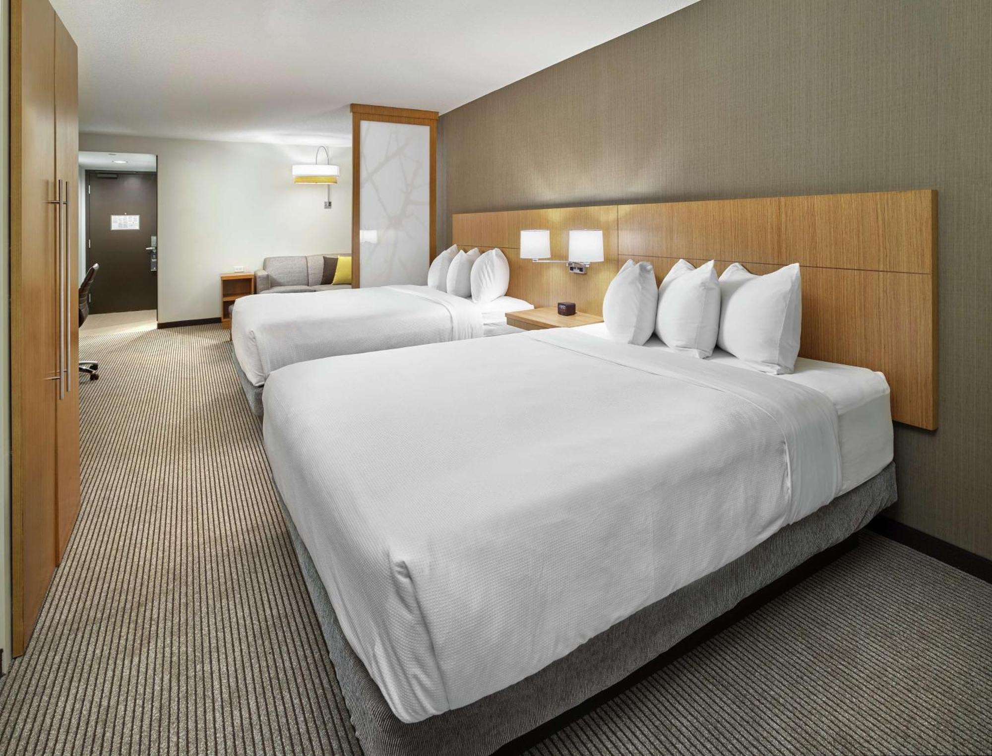 Doubletree By Hilton Edmonton Downtown Hotel Exterior foto